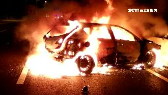 轎車撞護欄燒成廢鐵　駕駛命大僅輕傷