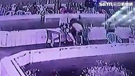 李男前往汐萬路上的釣蝦場消費，羅姓醉漢坐到身旁，並將李男推往釣蝦池，雙方互毆雙雙掛彩（翻攝畫面）