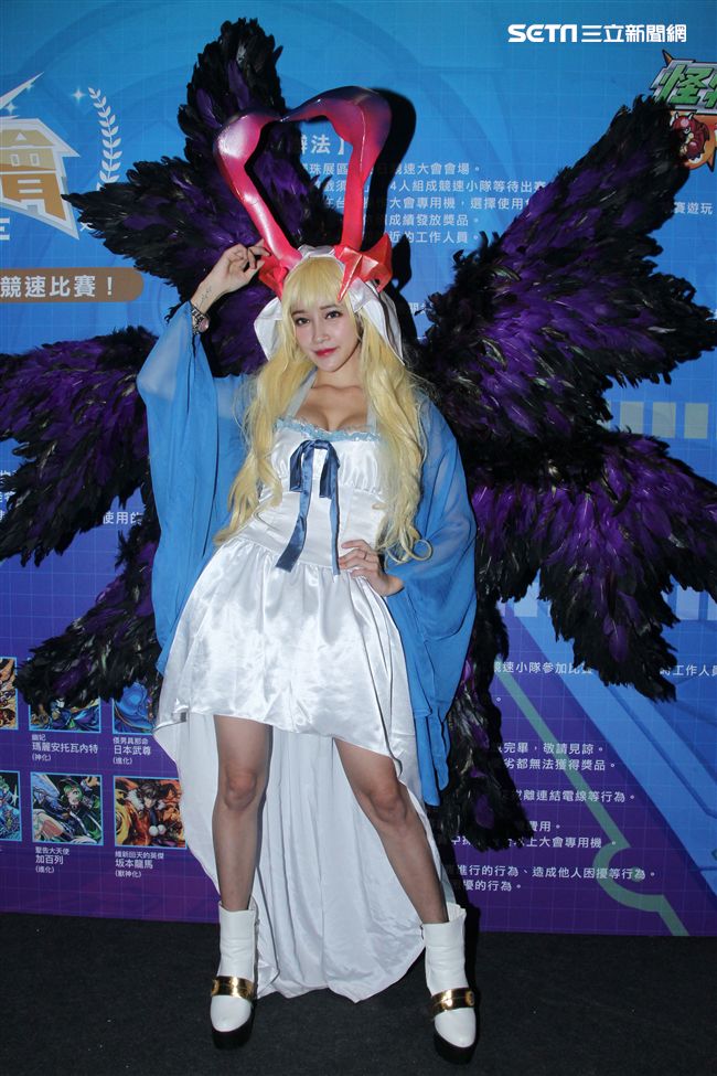 電玩展正妹艾葳。（記者邱榮吉/攝影）