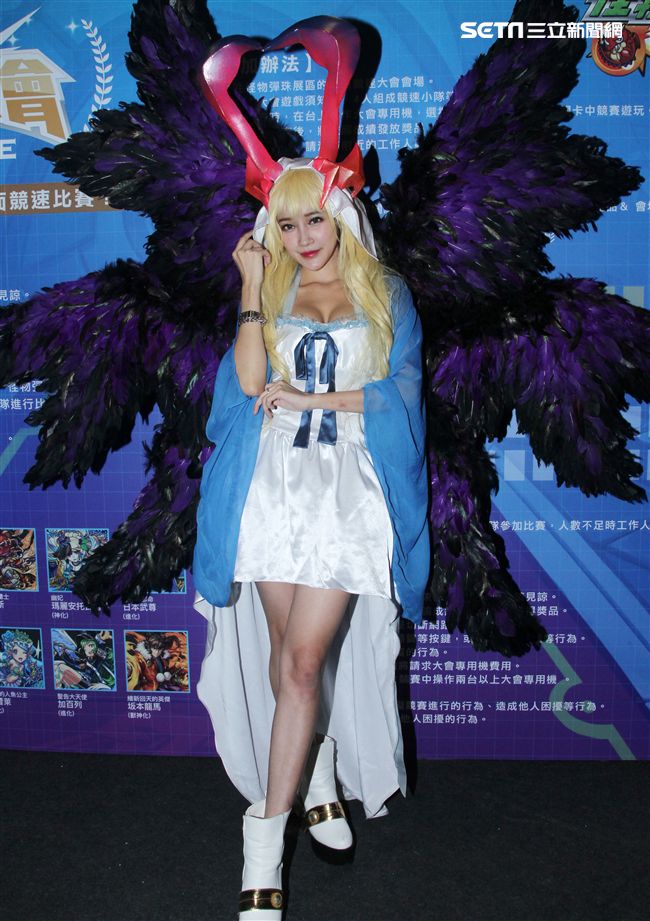 電玩展正妹艾葳。（記者邱榮吉/攝影）