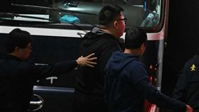 W飯店女模暴斃案，台北地檢署23日傳喚「土豪哥」朱家龍（中）到庭。檢方訊後，依違反毒品危害防制條例，向法院聲請勒戒。台北地方法院開庭審理，在下午5時許裁准。中央社記者施宗暉攝  106年1月23日