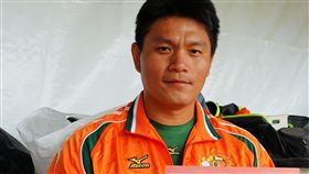 潘威倫為萊恩辦桌喜卡簽名（圖／統一獅提供）