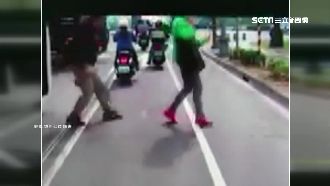 公車路中央放人　乘客險遭機車衝撞