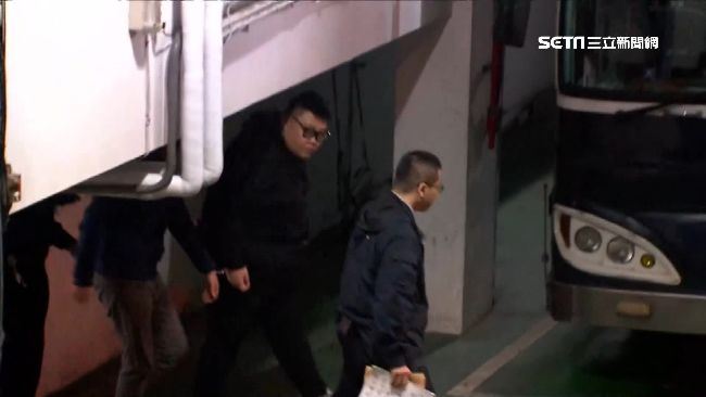 土豪哥坐不下蹲式馬桶　戒治所只好…
