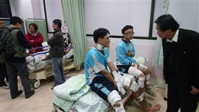 台南新營高中數理特教班師生24日下午在學校操場進行液態氧助燃實驗時，突然發生爆炸，造成師生13人受傷，校長郭調清到醫院探視受傷學生。中央社記者楊思瑞攝 106年1月24日