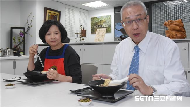 齁呷！　吳敦義就愛「夫人牌」牛肉麵