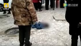 河北男童將鞭炮丟入化糞池　引起爆炸1重傷1不幸身亡
圖／翻攝自騰訊
https://v.qq.com/x/page/c0359zcrwtl.html