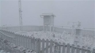合歡山、玉山下雪了！積雪達1公分