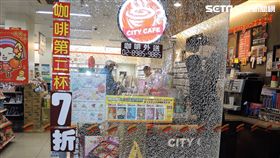 新北市三重區的統一超商，上周五凌晨玻璃門遭人開槍射擊，警方獲報後循線逮獲楊嫌，他表示是鎮暴槍誤擊發，並非尋仇（翻攝畫面）