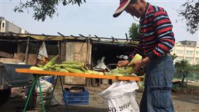 謝大哥拖病軀賣玉米養老母／Demi 提供