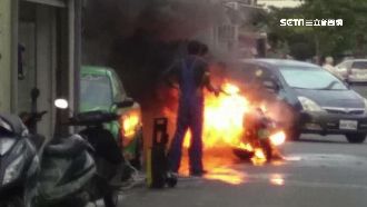 修車修到一半　電動機車突變一團火球