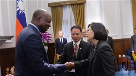 PD
蔡總統接見布吉納法索總理（1）
總統蔡英文（右）22日接見布吉納法索總理齊耶鈸（
Paul Kaba Thieba）（左） 一行人。
中央社記者孫仲達攝 105年5月22日