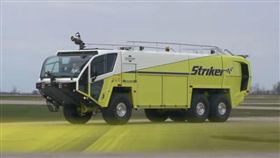 嘉義,太保市,沙發,倉庫,起火,大火,空軍聯隊,火警,Striker 1500,飛機消防車
（圖／翻攝自YouTube）