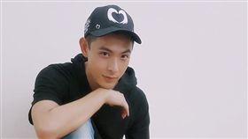 Spexial,晨翔（圖／翻攝自晨翔臉書）
https://www.facebook.com/spexialsimon/photos/a.692288987496762.1073741829.691768530882141/1189177957807860/?type=3&theater