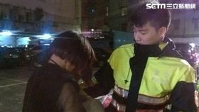 鍾女酒醉獨坐路旁哭泣，警員上前關心，她哭倒在警員懷中，警員將她帶回休息，並溫言勸她回家休息（翻攝畫面）