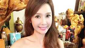 海倫清桃住家多木雕品　祖先牌位、玩偶、名牌包四處亂堆 圖/翻攝自海倫清桃臉書專頁