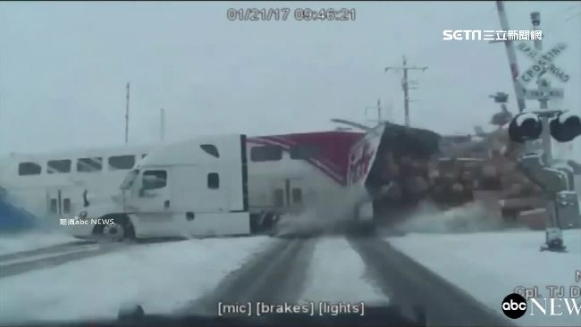 驚險！火車攔腰撞貨車「包裹全噴飛」