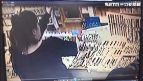 周婦帶著女兒逛士林夜市，進入飾品店當女兒的面竊錶，店家清點物品，確認短少後報案，警方逮獲她卻辯稱「全忘記了！」（翻攝畫面）