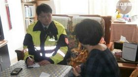 譚婦遇詐打110求證，警方前往阻詐，她卻聽信詐騙集團拒不開門，直到警員撞門才清醒，並感謝警方盡心盡力（翻攝畫面）