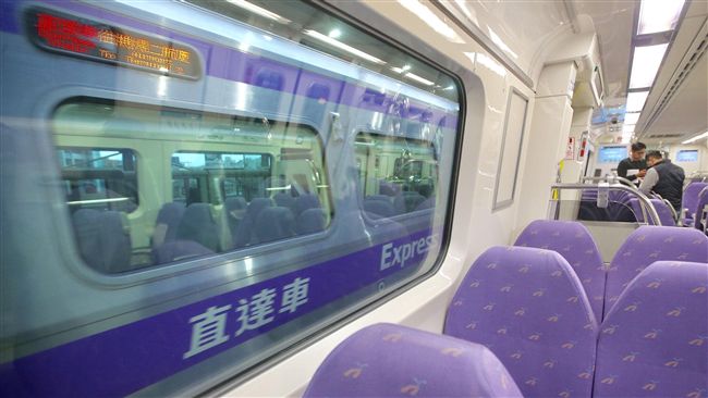 機捷直達車、普通車　看顏色就知道