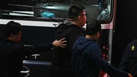 W飯店女模暴斃案，台北地檢署23日傳喚「土豪哥」朱家龍（中）到庭。檢方訊後，依違反毒品危害防制條例，向法院聲請勒戒。台北地方法院開庭審理，在下午5時許裁准。中央社記者施宗暉攝  106年1月23日