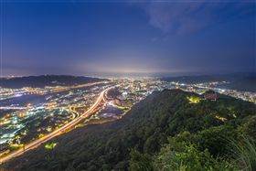 三峽鳶山夜景（圖／翻攝自Flickr https://www.flickr.com/photos/110911884@N07/18375358300/in/photolist-ueSuvG-tZLvQq-uisfUo-u2fQkY-u2grco）