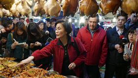 前總統馬英九與姊姊馬以南一起前往老家附近的興隆市場採買年菜。（圖／中央社提供）