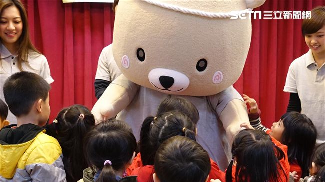 微風「熊」抱　照顧弱勢孩童歡度新年