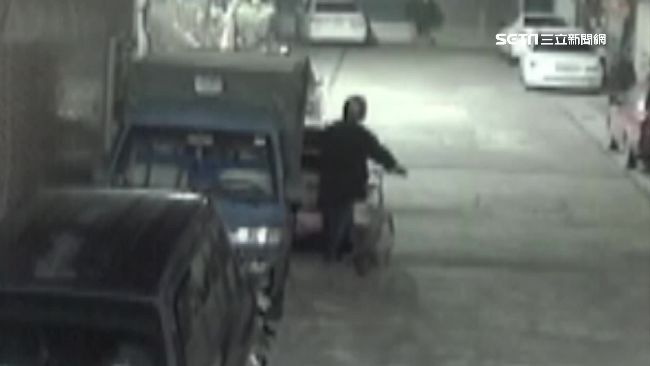 只為挑釁警察！男偷車偷油還故意不跑