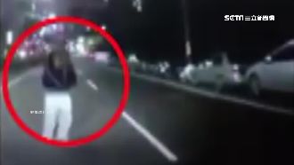 醉漢路上亂晃險遭撞　駕駛氣炸狂叭