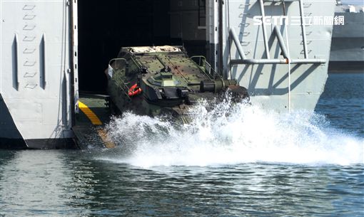 海軍106年春巡陸戰隊AAV7兩棲突擊車，從中平號戰車登陸艦泛水而出，將士兵送往岸上，實施登陸作戰。（記者邱榮吉/攝影）