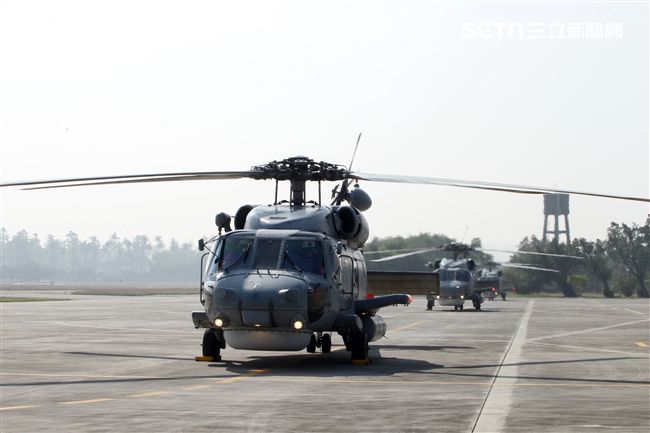 海軍春節加強戰備假想不明潛艦出沒，S-70C（M）反潛直升機緊急編隊實施反潛作戰。（記者邱榮吉/攝影）