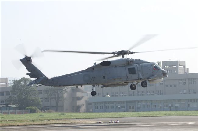 海軍春節加強戰備假想不明潛艦出沒，S-70C（M）反潛直升機緊急編隊實施反潛作戰。（記者邱榮吉/攝影）