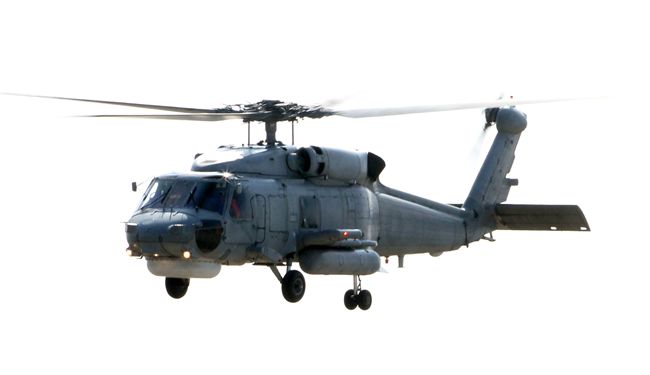 海軍春節加強戰備假想不明潛艦出沒，S-70C（M）反潛直升機緊急編隊實施反潛作戰。（記者邱榮吉/攝影）