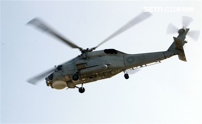 海軍春節加強戰備假想不明潛艦出沒，S-70C（M）反潛直升機緊急編隊實施反潛作戰。（記者邱榮吉/攝影）