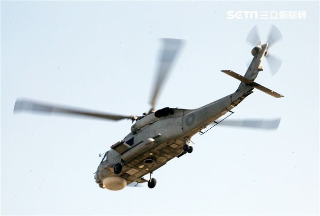 海軍春節加強戰備假想不明潛艦出沒，S-70C（M）反潛直升機緊急編隊實施反潛作戰。（記者邱榮吉/攝影）