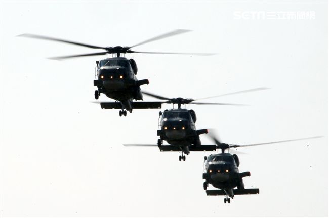 海軍春節加強戰備假想不明潛艦出沒，S-70C（M）反潛直升機緊急編隊實施反潛作戰。（記者邱榮吉/攝影）