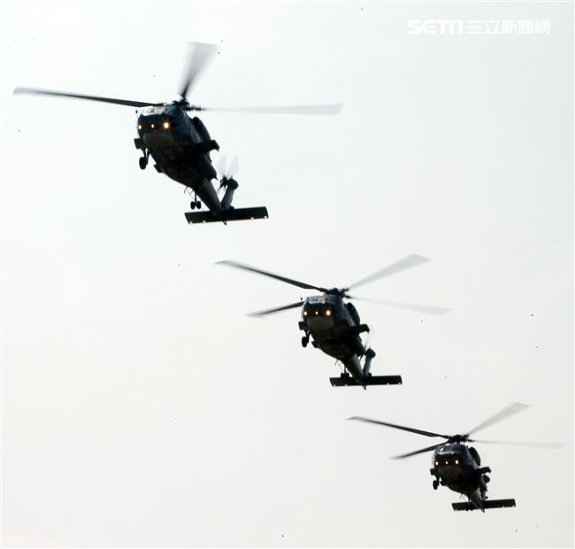 海軍春節加強戰備假想不明潛艦出沒，S-70C（M）反潛直升機緊急編隊實施反潛作戰。（記者邱榮吉/攝影）