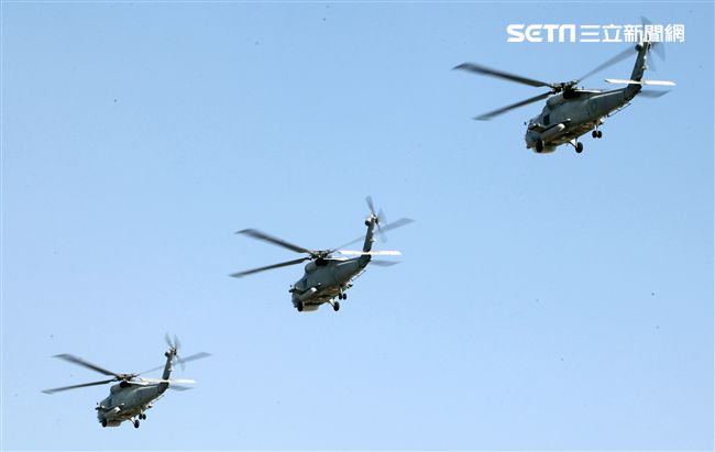 海軍春節加強戰備假想不明潛艦出沒，S-70C（M）反潛直升機緊急編隊實施反潛作戰。（記者邱榮吉/攝影）