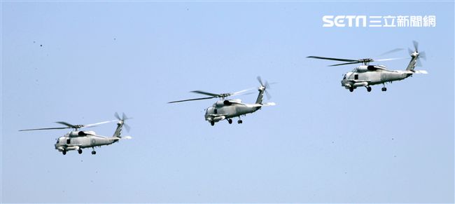 海軍春節加強戰備假想不明潛艦出沒，S-70C（M）反潛直升機緊急編隊實施反潛作戰。（記者邱榮吉/攝影）
