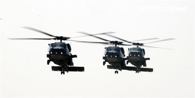 海軍春節加強戰備假想不明潛艦出沒，S-70C（M）反潛直升機緊急編隊實施反潛作戰。（記者邱榮吉/攝影）