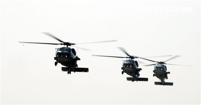 海軍春節加強戰備假想不明潛艦出沒，S-70C（M）反潛直升機緊急編隊實施反潛作戰。（記者邱榮吉/攝影）
