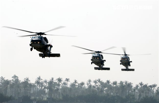海軍春節加強戰備假想不明潛艦出沒，S-70C（M）反潛直升機緊急編隊實施反潛作戰。（記者邱榮吉/攝影）