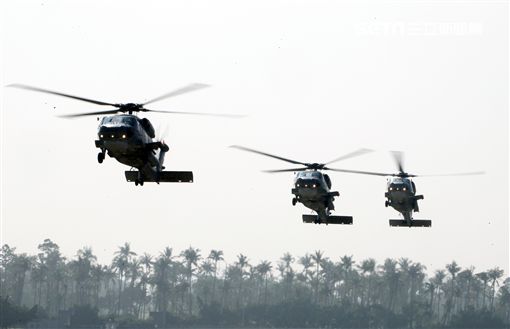 春節加強戰備假想不明潛艦出沒，S-70C（M）反潛直升機緊急編隊實施反潛作戰。（記者邱榮吉/攝影）