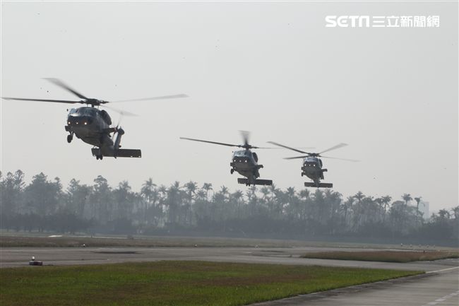 海軍春節加強戰備假想不明潛艦出沒，S-70C（M）反潛直升機緊急編隊實施反潛作戰。（記者邱榮吉/攝影）