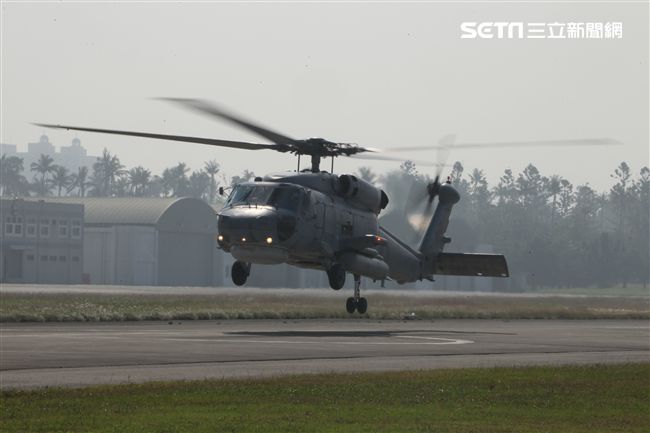 海軍春節加強戰備假想不明潛艦出沒，S-70C（M）反潛直升機緊急編隊實施反潛作戰。（記者邱榮吉/攝影）