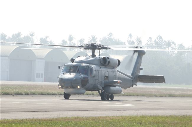 海軍春節加強戰備假想不明潛艦出沒，S-70C（M）反潛直升機緊急編隊實施反潛作戰。（記者邱榮吉/攝影）