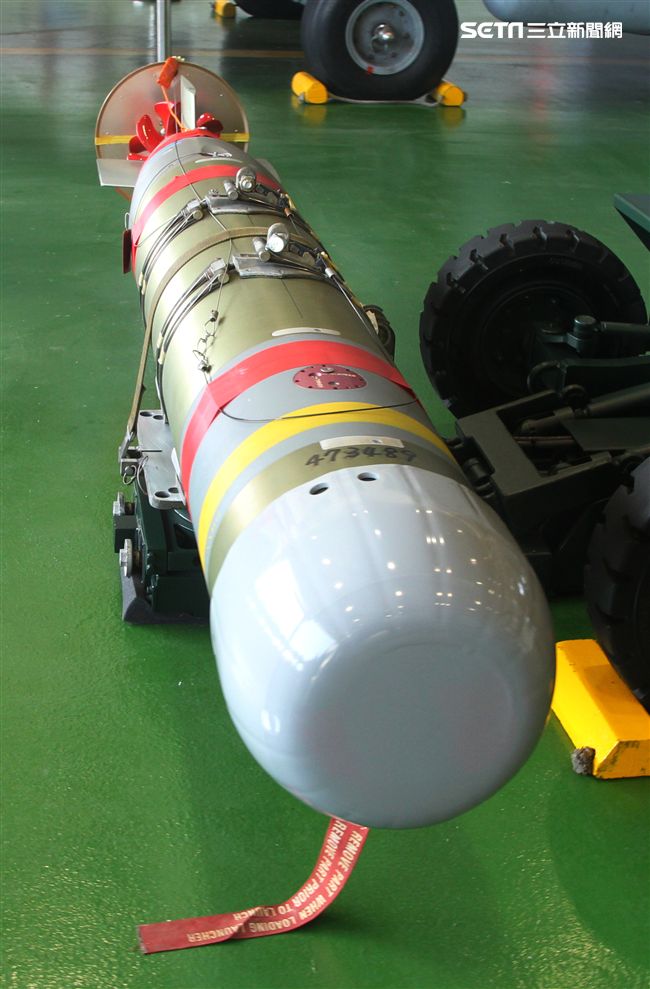 S-70C（M）反潛直升機上的MK46魚雷。（記者邱榮吉/攝影）