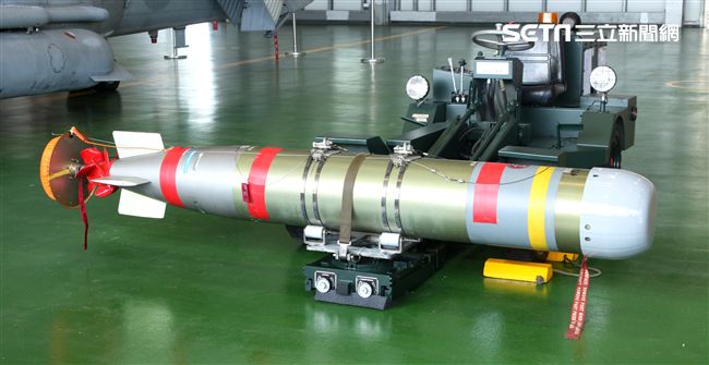 S-70C（M）反潛直升機上的MK46魚雷。（記者邱榮吉/攝影）