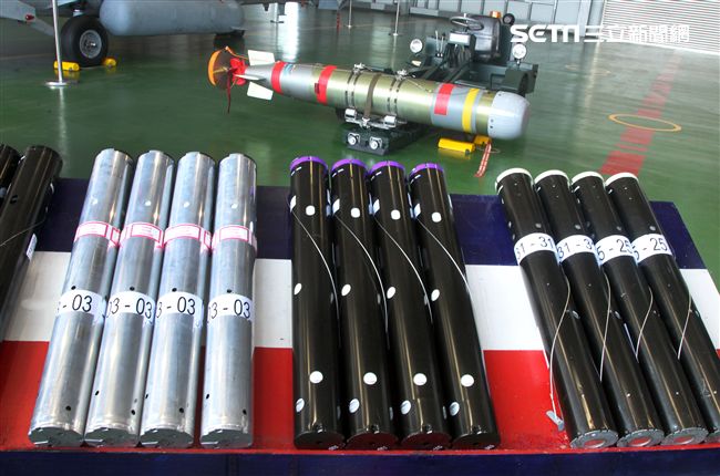 S-70C（M）反潛直升機使用的聲納煙標。（記者邱榮吉/攝影）